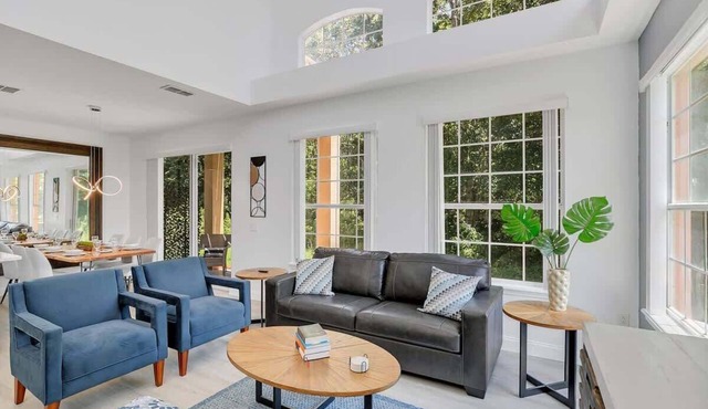 Modern Vacation Home Minutes Away From The Parks