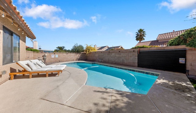 Modern Vegas Home- Prime Location, Full Amenities