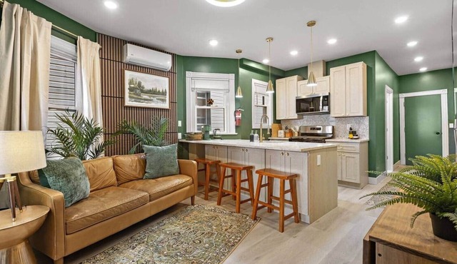 Modern Verde Chic 3BR Easy NYC Commute