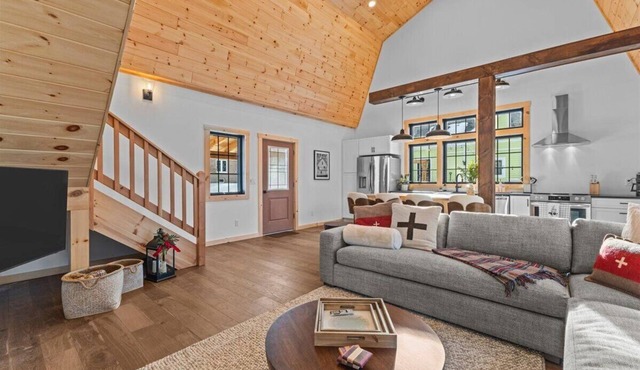Modern Vermont Barn Home-Bright & Open-Near Stowe