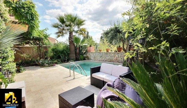 Modern Villa with beautiful garden, heated pool, barbeque area, close to beaches