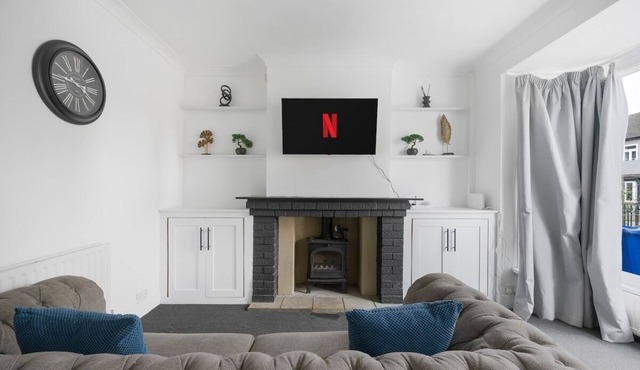 Modern Victoria Rd Home with Free Parking