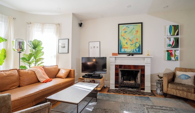 Modern Victorian 3 bedrooms dreamy private garden 1 block to Highlands shopping