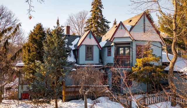 Modern Victorian on private secluded lot, spectacular views, centrally located!