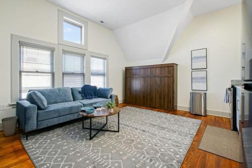 Modern Victorian Studio - Steps to Cleveland Clinic