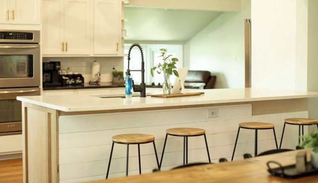 Modern Victorian Hot Tub + Fire Pit Haus 21"