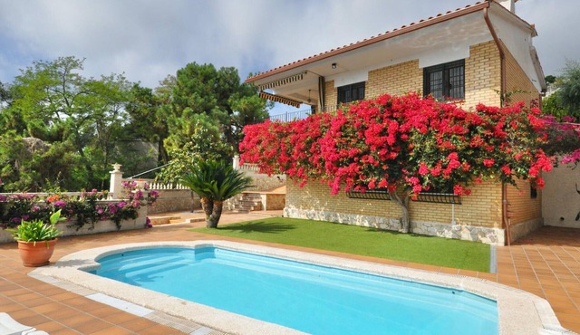 Modern villa 1 km from beach with private pool and sea views