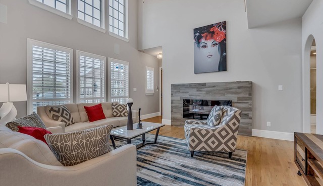 Modern Villa <10 mins DFW Airport. Walk to Restaurants. Pet-Friendly.