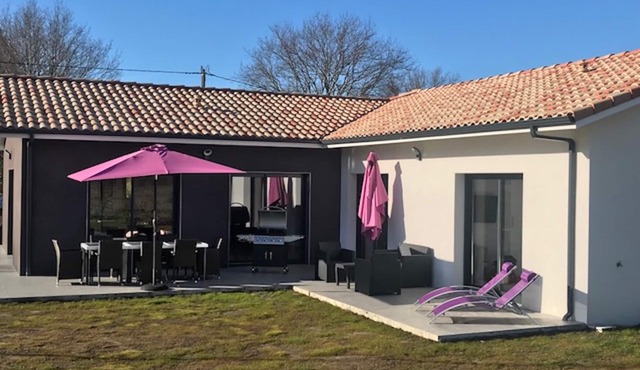 MODERN VILLA 2 steps from the lake