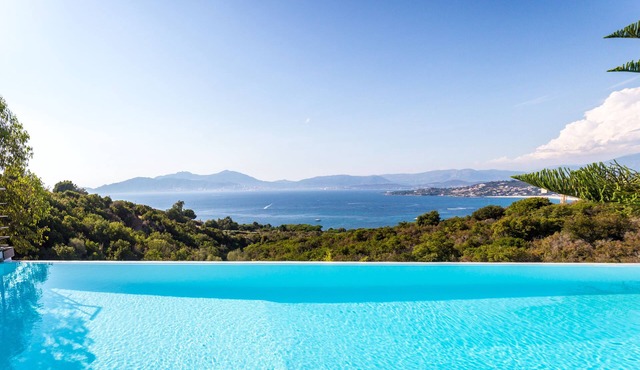 MODERN VILLA 275M² - PANO VIEW. ON GULF OF AJACCIO AND PISC. DEBOR. - 8/10 PERS