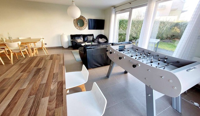 Modern villa 3 bedrooms with garden, WiFi and parking, close to beach