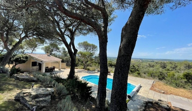 Modern villa - 5 bedrooms, in Uchaux village - private pool & amazing views