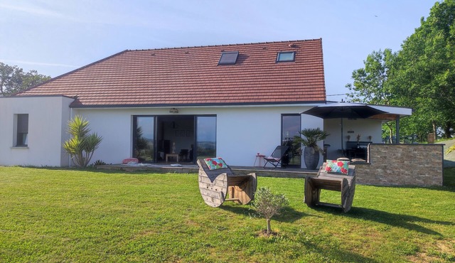 Modern villa between ocean and mountains