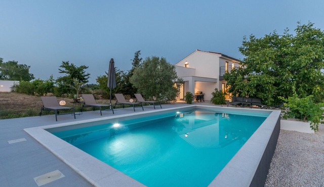 Modern villa BlackWood in Crno, secluded area, near Zadar center, near the beach, private pool, en suite bathrooms