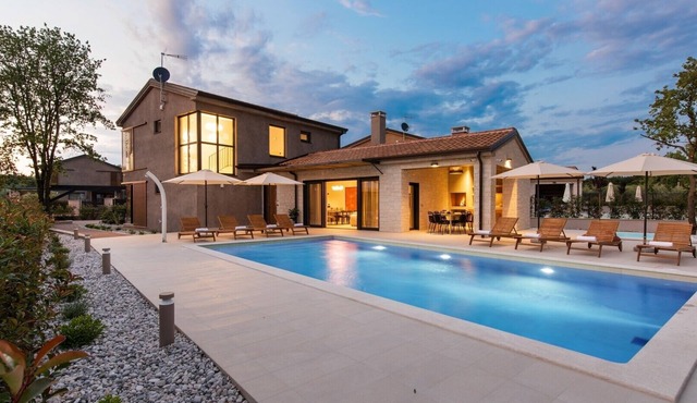 Modern Villa Curitico with pool, jacuzzi and sauna