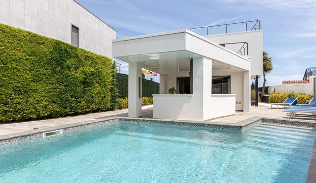 Modern Villa with Pool, AC, WiFi, BBQ, and Parking in Sant Pere Pescador