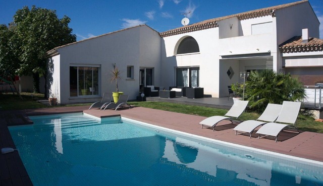 Modern villa for 10 people with all comforts and swimming pool close to the sea