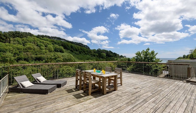 Modern villa for four with large balcony and sea views, two minute walk from the beach!