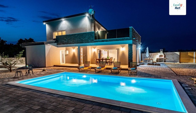 Modern Villa Grigia with pool