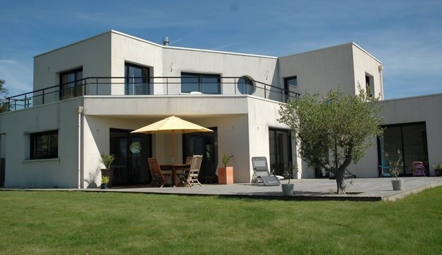 Modern villa in a large garden a few minutes from the sea