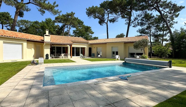 Modern villa in La Palmyre for 8 with pool & WIFI