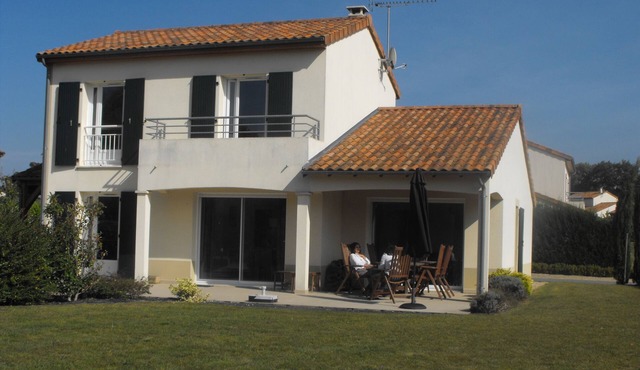 Modern Villa,large garden,next to heated pool/tennis. Golfcourse 5mins drive.