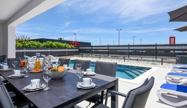 Modern Villa Mi with heated pool, jacuzzi and sauna