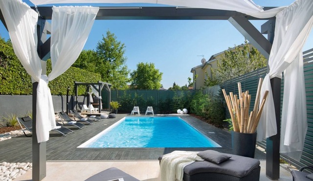 Modern villa near Poreč with pool and a summer kitchen with covered terrace