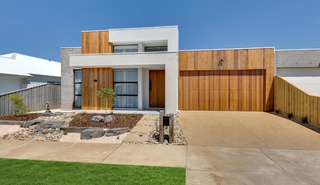 Modern villa near the beach 12 sleep