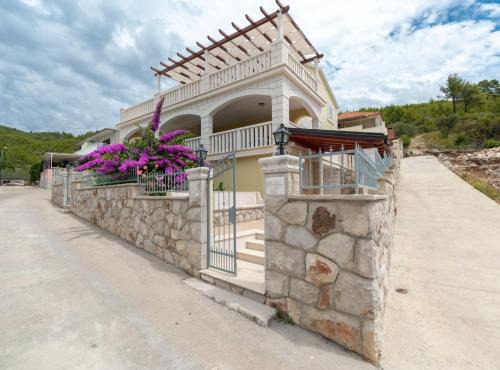 Modern Villa Near the Sea