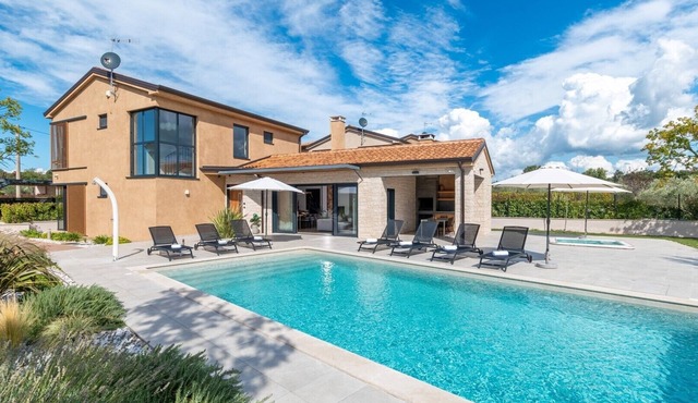 Modern Villa Pedena Kadumi with swimming pool, jacuzzi and sauna