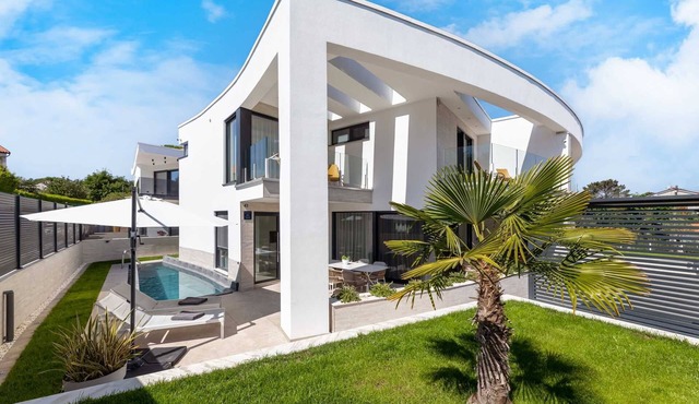 Modern Villa Sarah with heated pool & Seaview