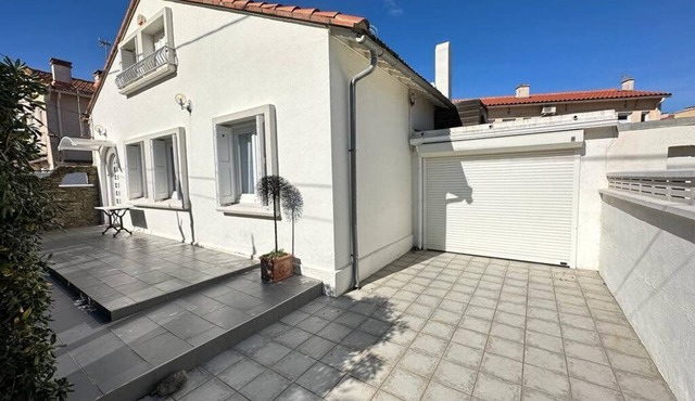 Modern Villa w/AC, Terrace, Parking – Near Beach – Sleeps 6