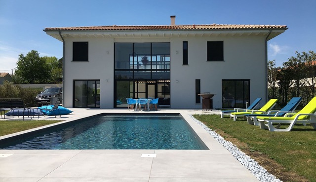 Modern villa with swimming pool, large terrace and pétanque court