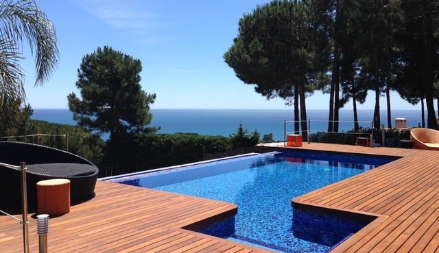 Modern Villa with Ocean views, Infinity Pool, Garden & Wi-Fi