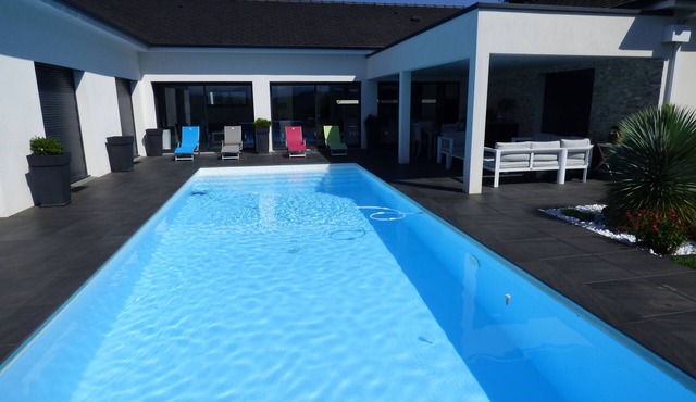 Modern villa with heated pool, sleeps 6 to 8, Pyrenees view