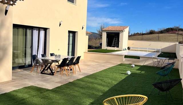 Modern villa with 4 bedrooms, heated pool and panoramic views