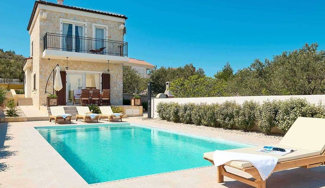 Modern villa with amazing pool in Murter