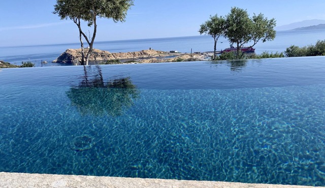 Modern villa with sea and mountain views 600m from the city center