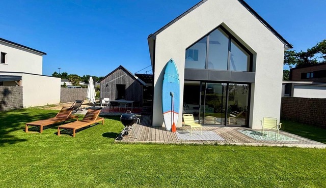 Modern Villa with Garden, Terrace & 300m to the Beach