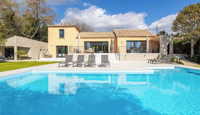 Modern Villa with Heated Pool and Garden