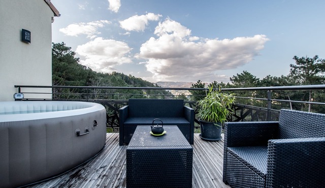 modern villa with heated pool and jaccuzzi for 6 people, classified 4 *