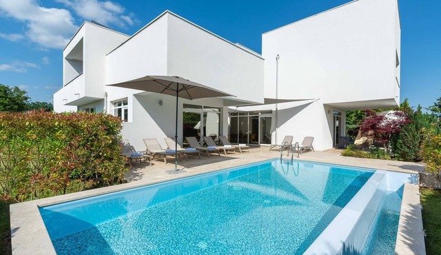 Modern Villa with Heated Indoor and Outdoor Pool for up to 8 Guests