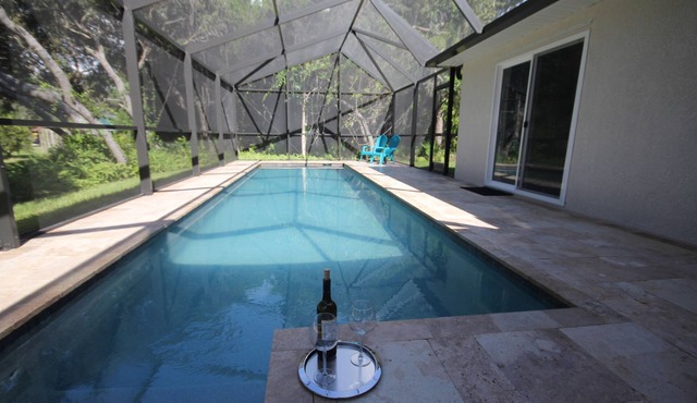 Modern villa with large pool! Free Wifi!