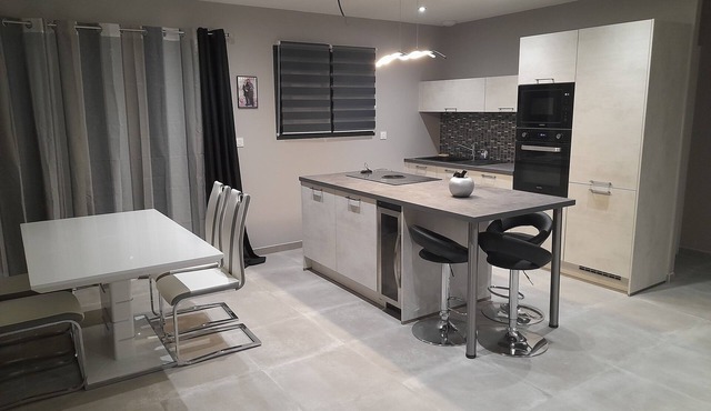 Modern villa with pool and jacuzzi