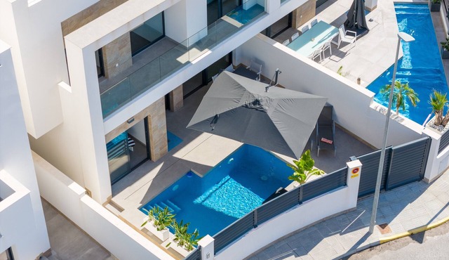 Modern Villa with Private Pool, Wi-Fi, and Air Conditioning – R-40-B Holiday Home