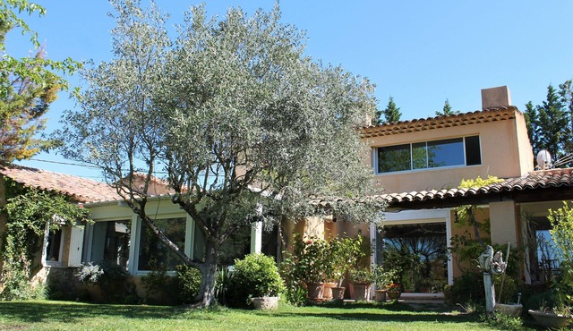 Modern villa with private pool, sleeps 7, in Lourmarin and free WIFI.