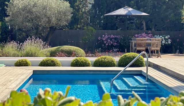 Modern villa with private pool & garden, excellent location beach/historic.