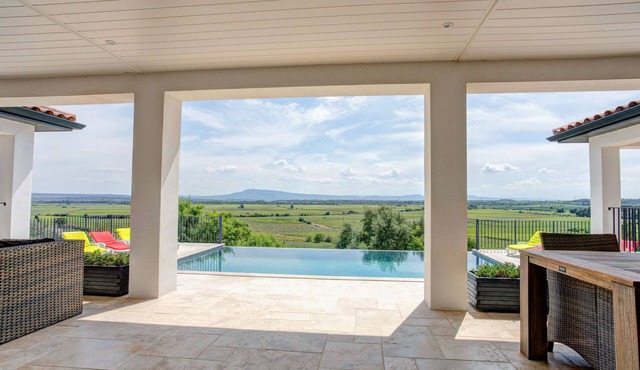 Modern villa with private pool and jacuzzi