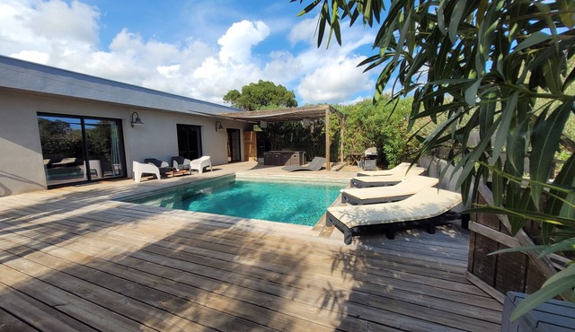 Modern villa with private pool just two minutes from the sea.